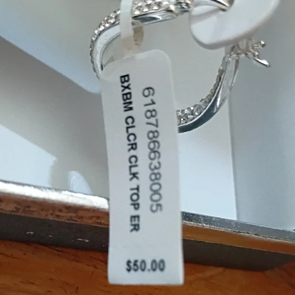 NWT Silver And Bling Earrings - Picture 10 of 12